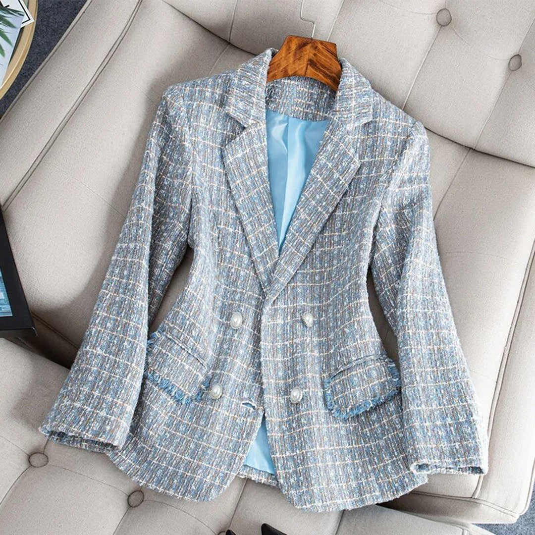 Voorkant blauwe geruite en getailleerde blazer jas voor dames
