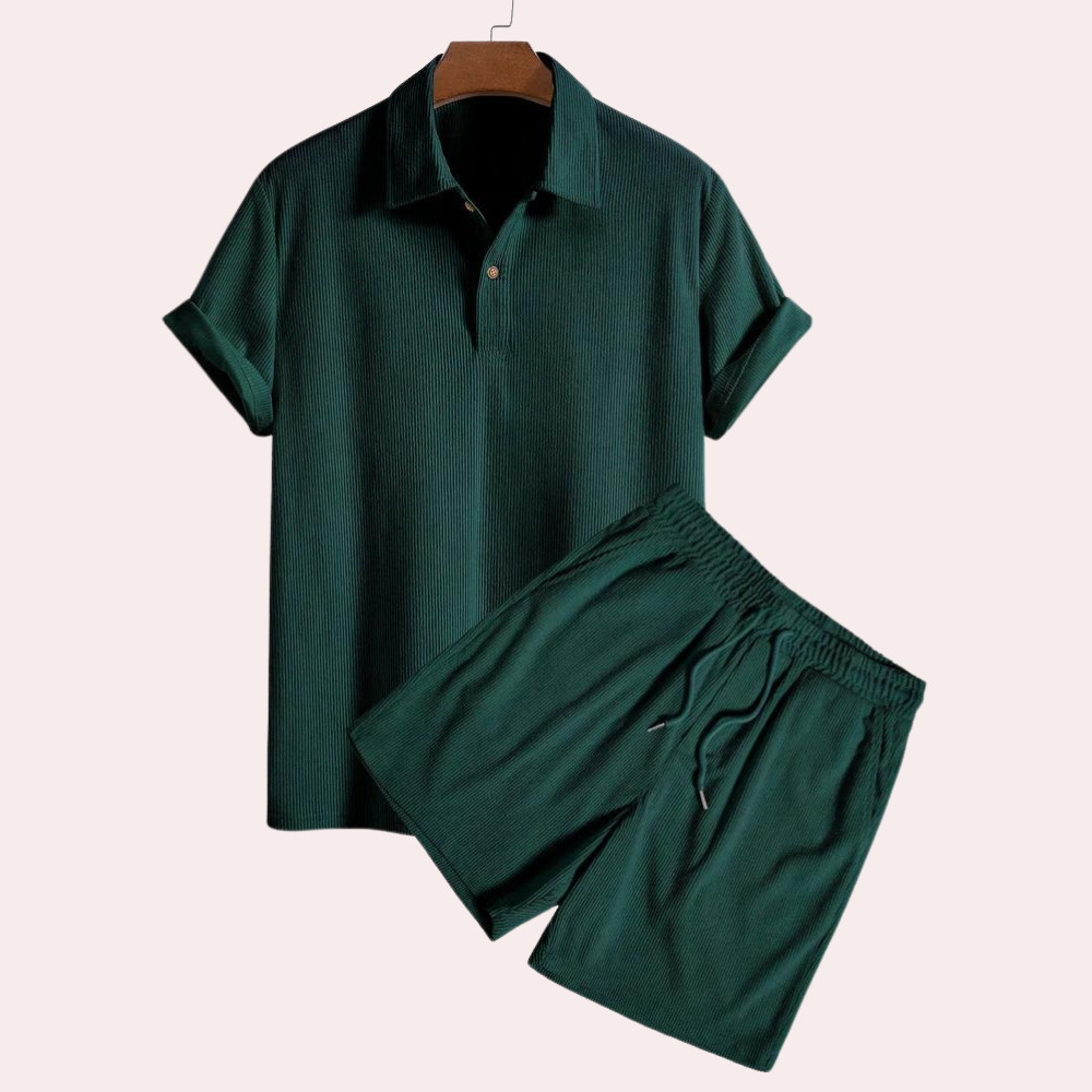 Groene corduroy tweedelige set voor heren met een poloshirt en korte broek