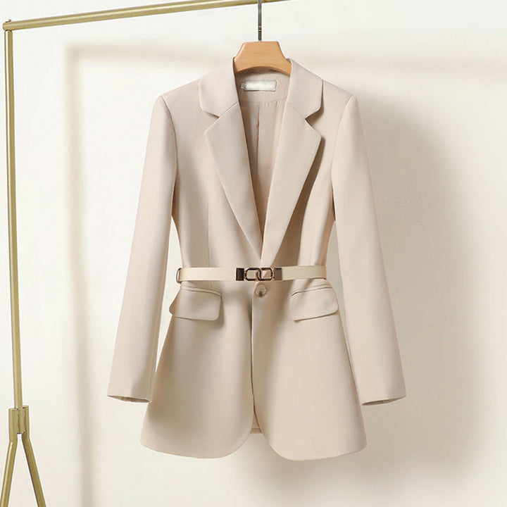 Voorkant beige nette lange blazer met riem voor dames