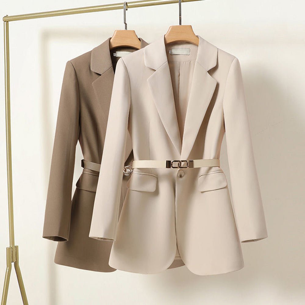 Voorkant beige en bruine nette lange blazer met riem voor dames