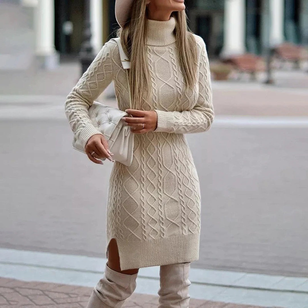 Voorkant beige lange grof gebreide jurk met col voor dames